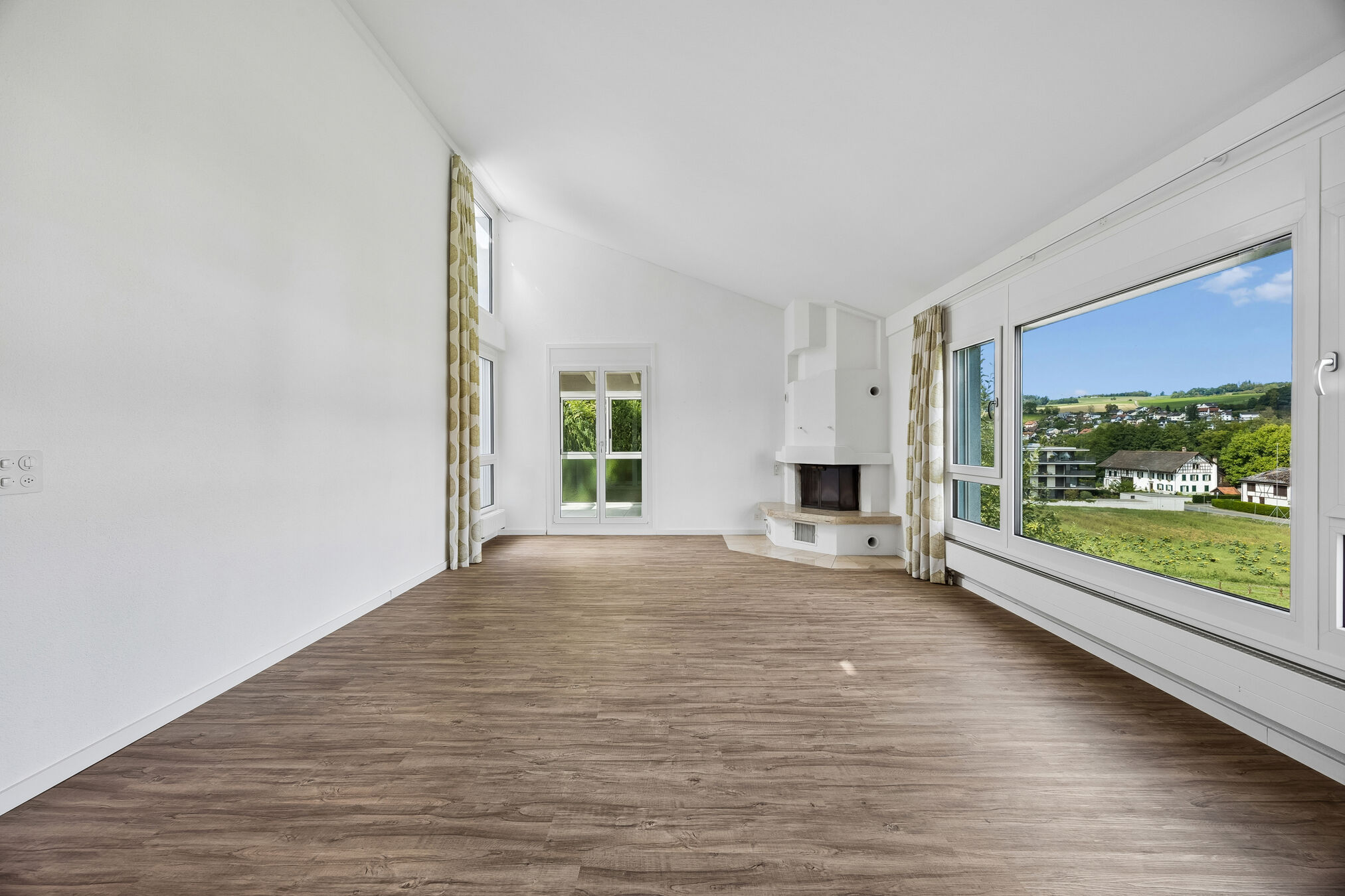 Wohnzimmer mit Cheminée, Echtholzboden und Panoramafenster