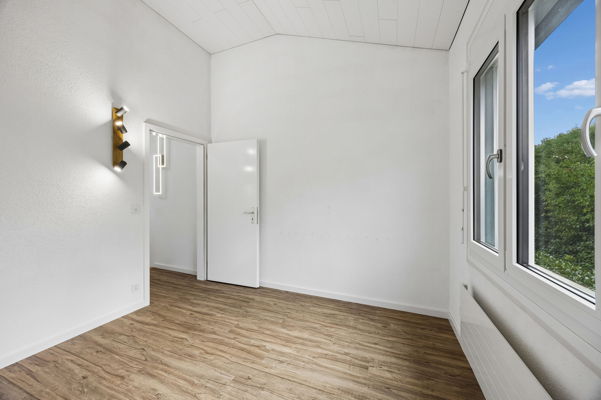 Lichtdurchflutetes Schlafzimmer mit Grünblick
