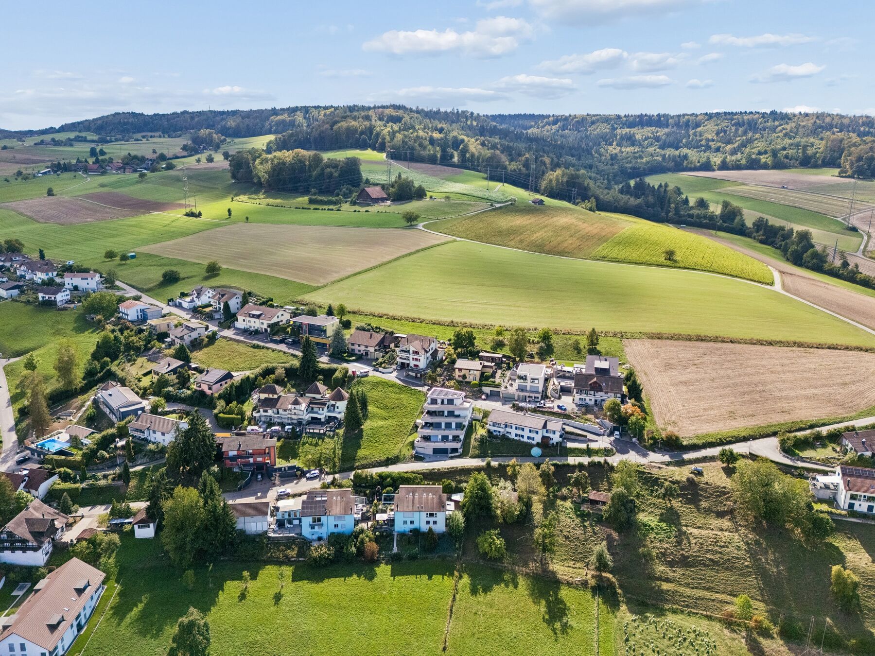 Luftaufnahme des Dorfs mit dem Haus inmitten der Landschaft