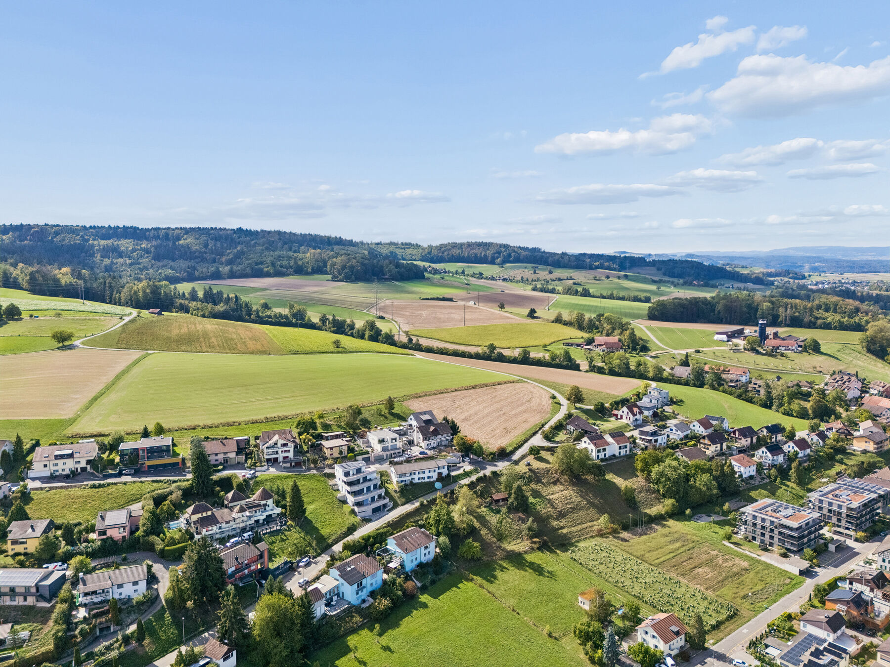 Luftaufnahme der hügeligen Umgebung