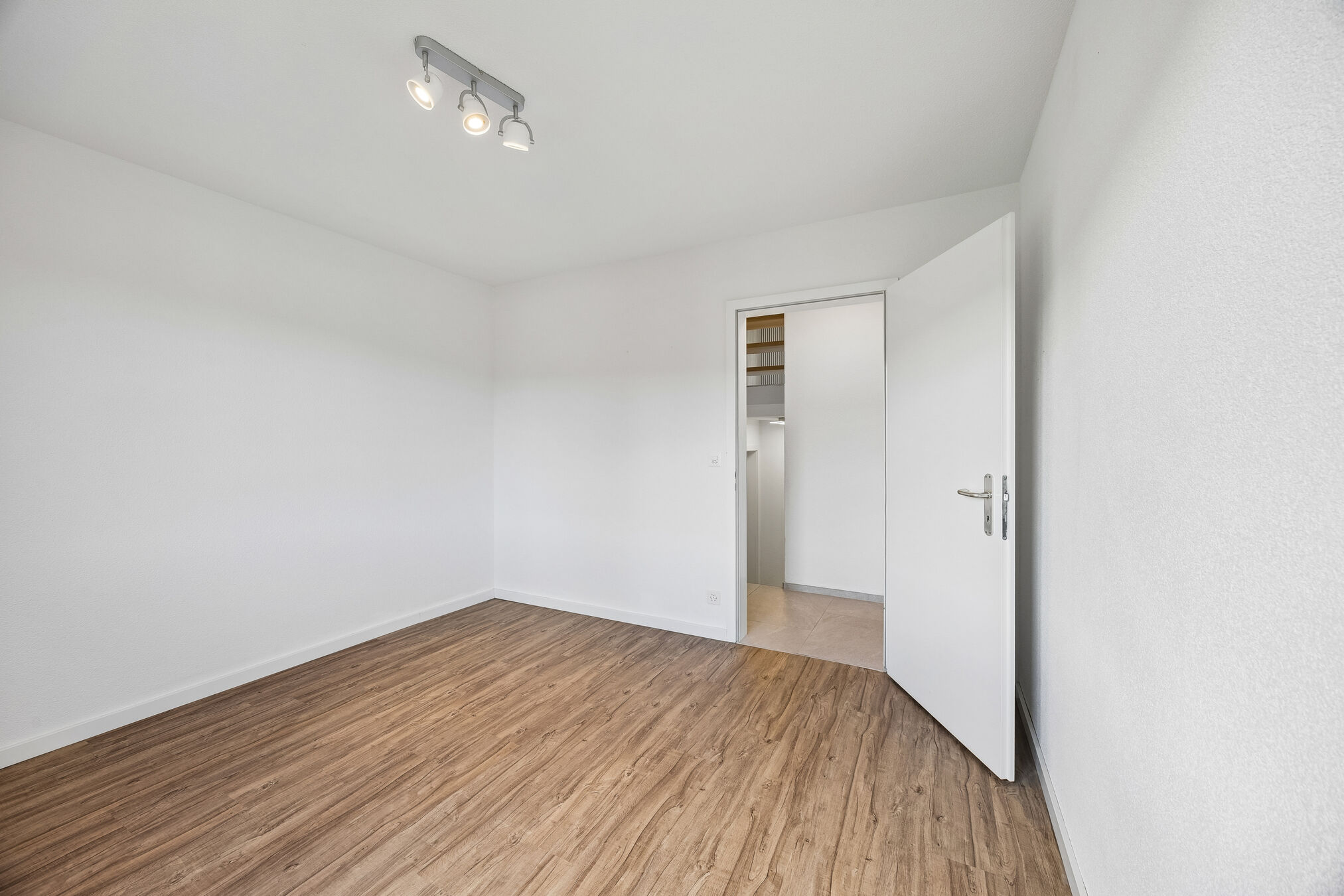 Schlafzimmer mit Parkettboden