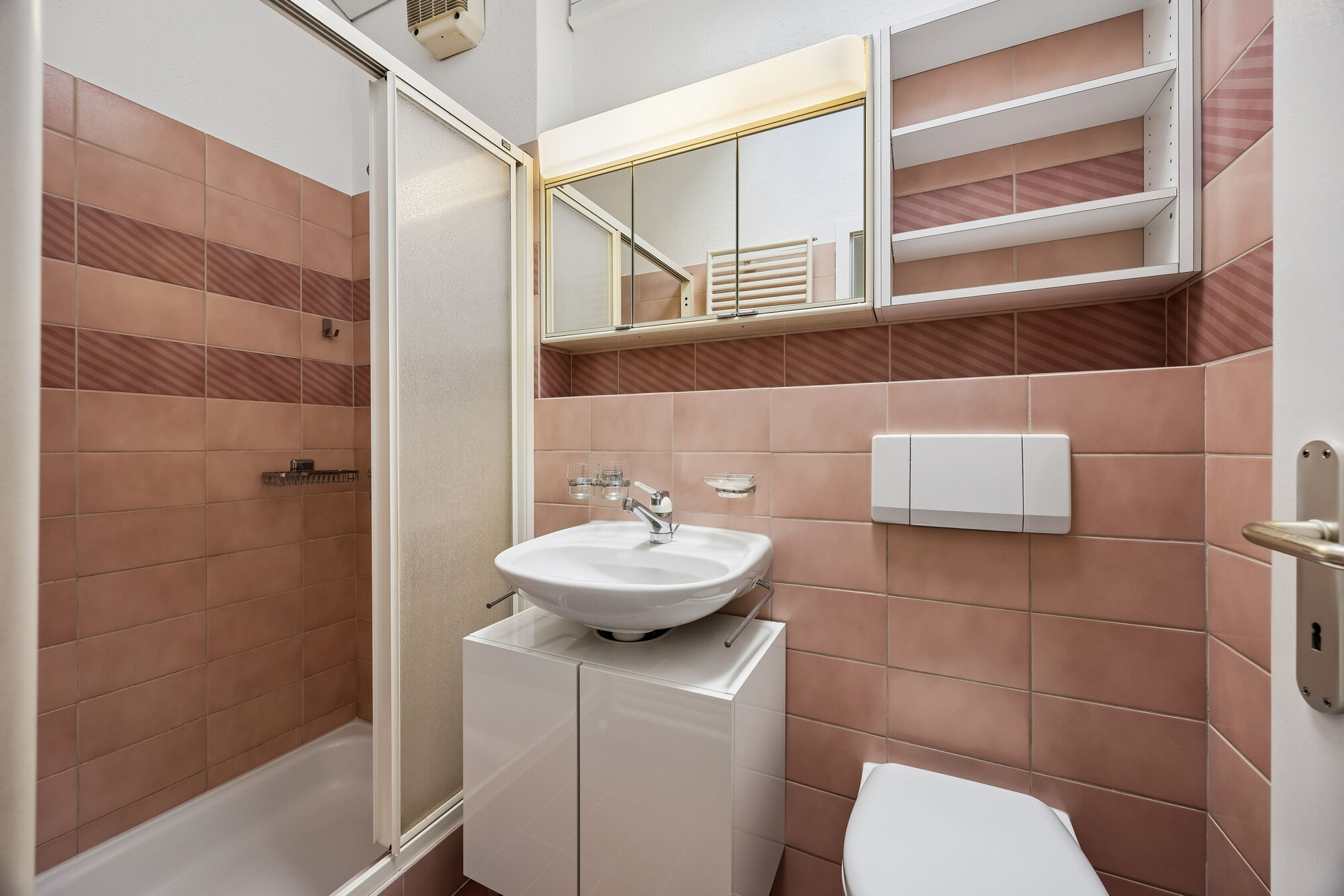 Bad mit Dusche und WC